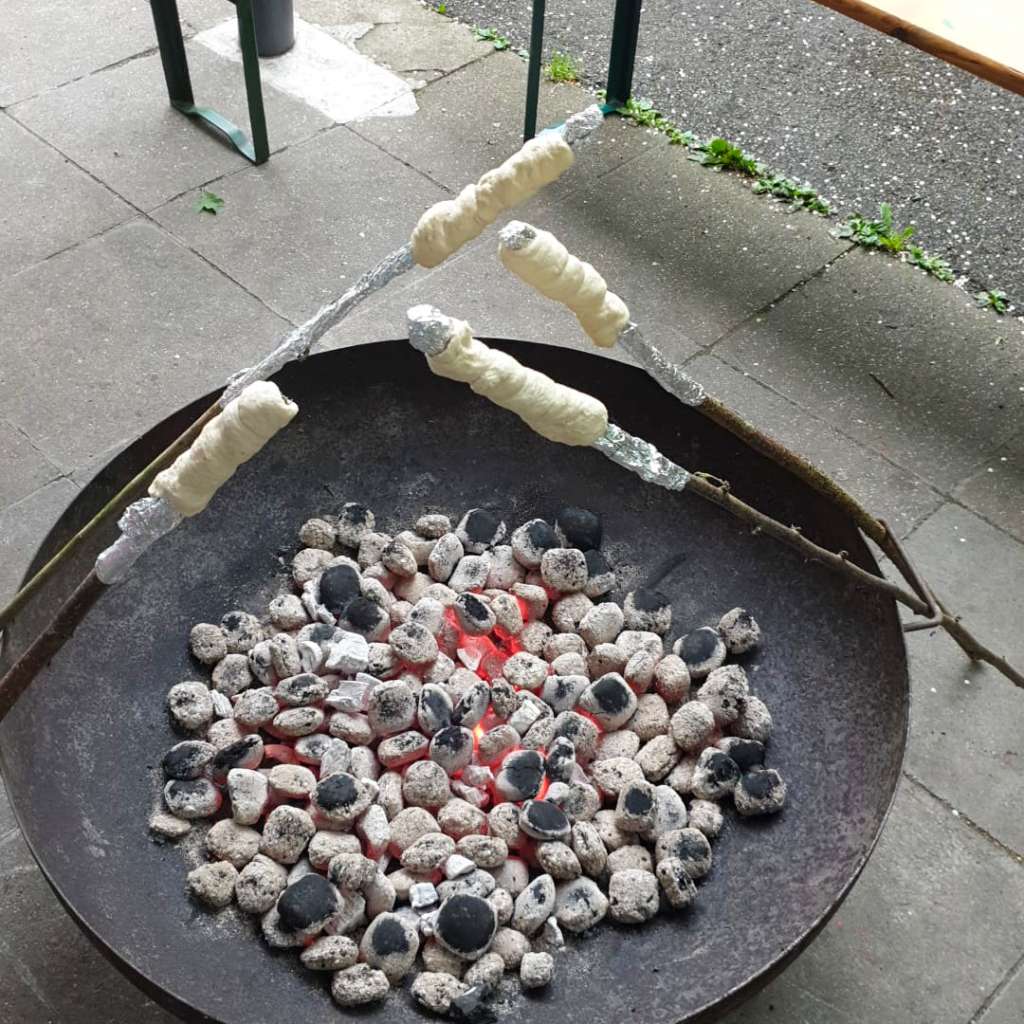 Frühlingsfest Stockbrot über der Feuerschale