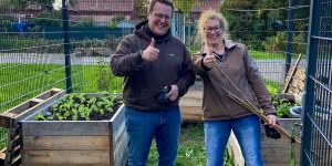 Bild Beitrag herbstliches Hoffest. Helfer und Fe zeigen Daumen hoch