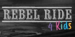 Bild Rebel Rides 4 Kids. Schwarzer Grunge Hintergrunf, darauf Text Rebell Ride und in farbig bunter Schrift 4 Kids
